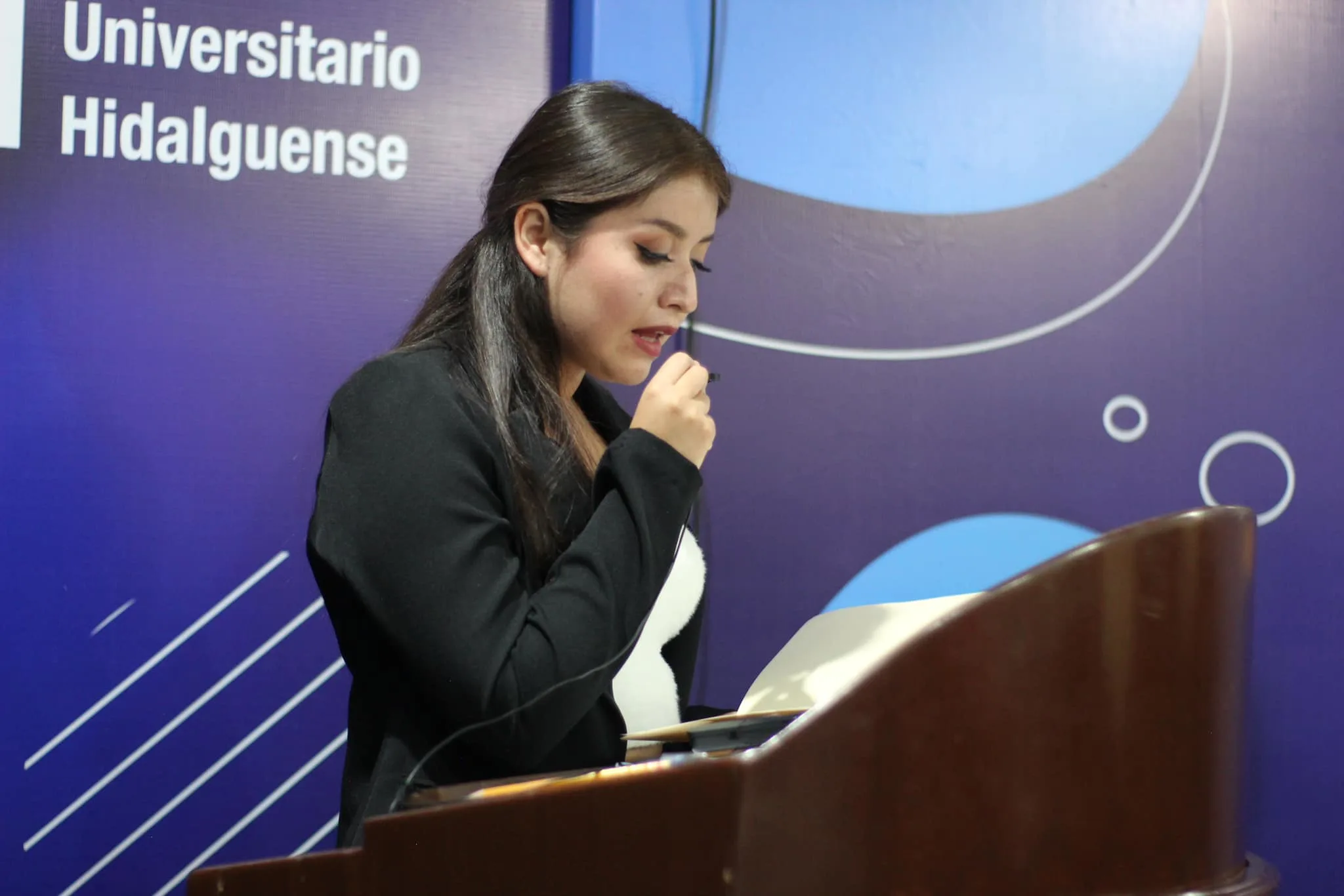Alumna realizando trámite académico
